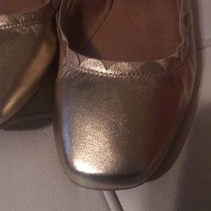 NWOT TAHARI Flats price firm😍